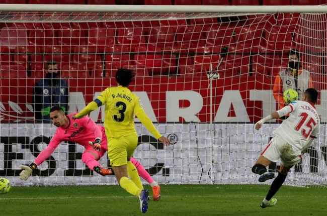 - Youssef En-Nesyri (d) del Sevilla, marca el segundo gol ante Raúl Albiol y Sergio Asenjo. JULIO MUÑOZ