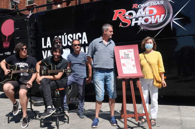 La concejala de Cultura, Evelia Fernández, el promotor Daniel Madariaga y cuatro músicos junto al autobús que servirá de escenario. DL