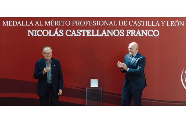Nicolás Castellanos recibe la Medalla al Mérito Profesional de la mano del consejero de Presidencia, Jesús Julio Carnero. NACHO GALLEGO