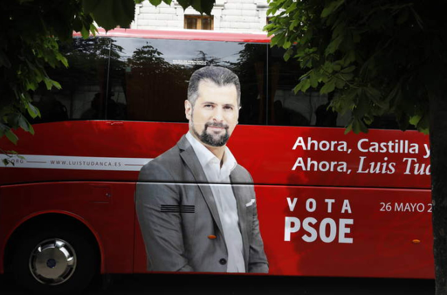 La imagen de Tudanca en un bus en la campaña. MARCIANO PÉREZ