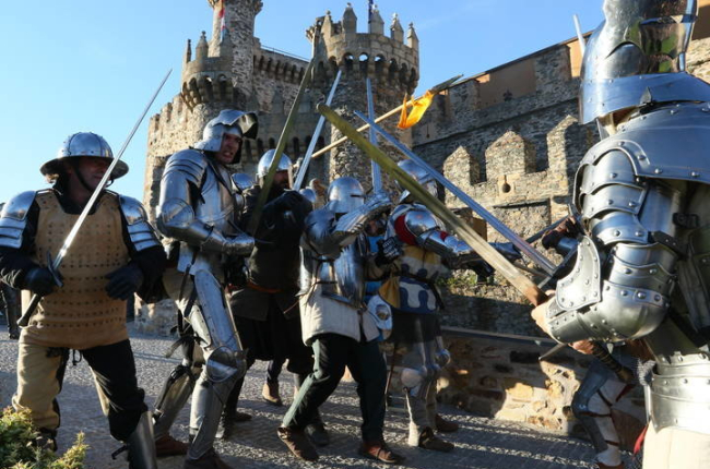 Imagen de una de las representaciones teatrales realizadas junto al castillo de Ponferrada. L. DE LA MATA