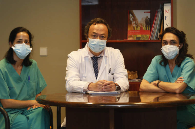 Ignacio Álvarez, jefe de Otorrinolaringología  del Caule, con la doctora Silvia Gancedo (d) y la doctora Laura Diez. FERNANDO OTERO