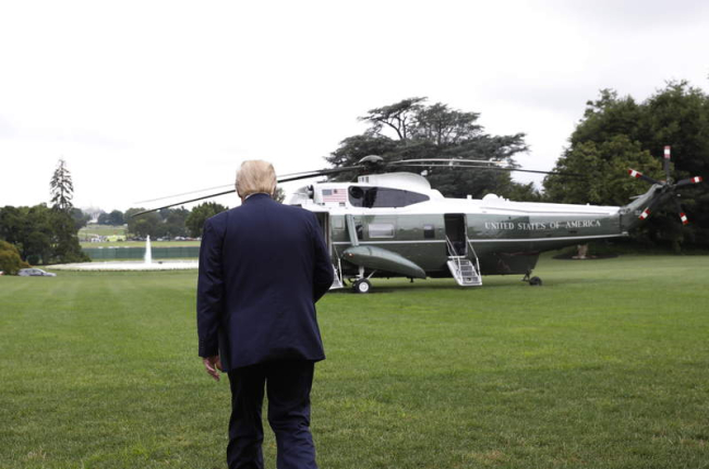 Trump se dirige a coger el helicóptero presidencial en el helipuerto de la Casa Blanca YURI GRIPAS