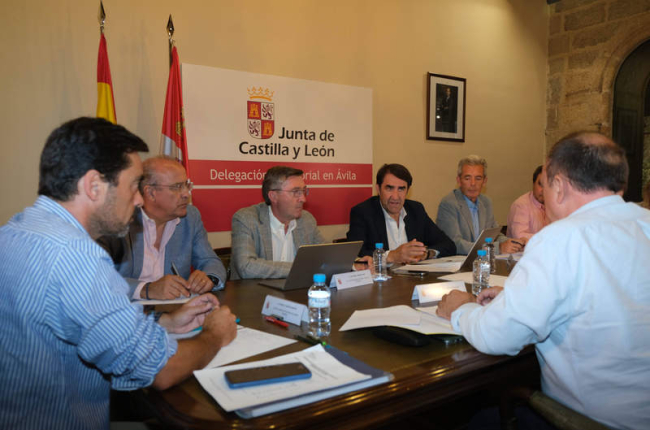 Quiñones ayer, en la reunión con los alcaldes de pueblos de Ávila que sufrieron grandes incendios.  JUNTA CYL
