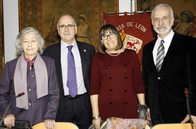Elvira Ontañón, Alfredo Canal, Elena Aguado y Salvador Gutiérrez, en la Casa de León en Madrid.