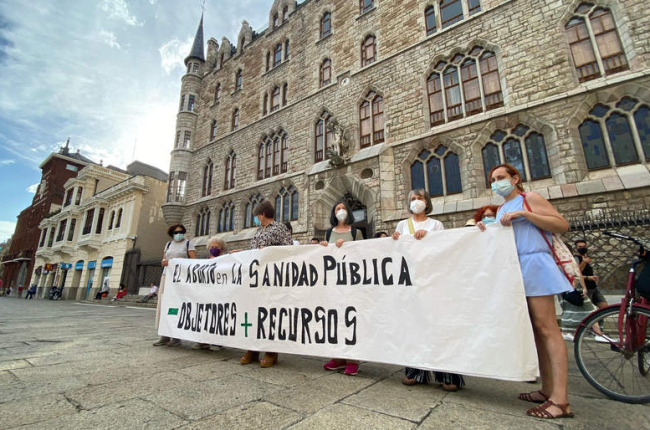 Varias mujeres con una pancarta en León. RAMIRO
