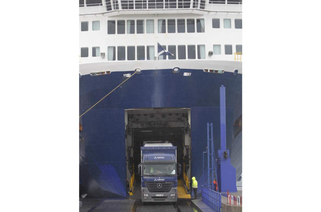 Operativo marítimo de transporte en el puerto de Gijón. JESÚS F. SALVADORES