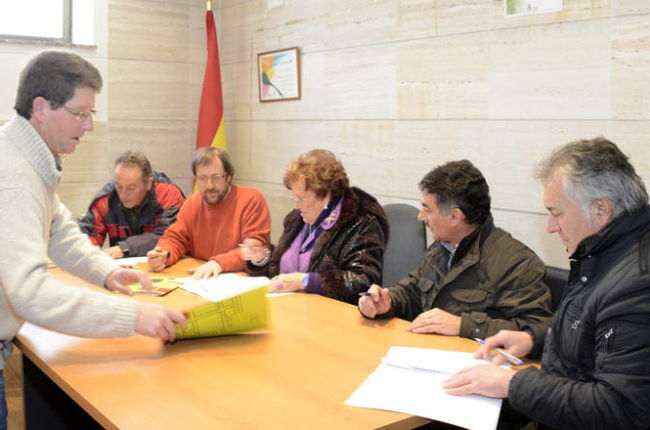 Momento de la firma de los alcaldes con la presidenta de la asociación de León.