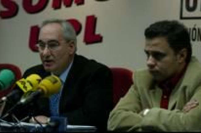 El doctor Olcoz, a la izquierda, acompañado de Joaquín Otero durante la rueda de prensa
