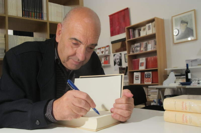 Agustín Delgado, firmando su antología poética ‘Espíritu áspero’, aparecida en el 2010.
