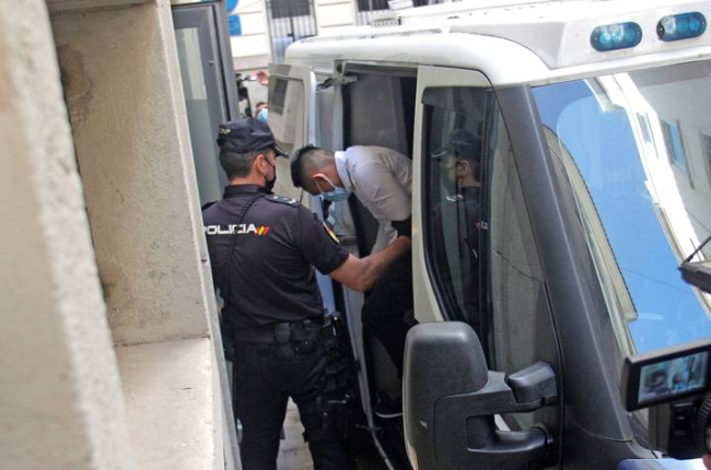 -Uno de los cuatro integrantes de la llamada "manada de Callosa" llega a la Audiencia Provinical de Alicante para la celebración del juicio acusados de un presunto delito de violación en grupo. EFE/MORELL