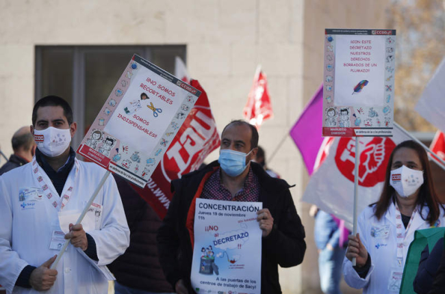 Protesta de sanitarios de León por el recorte de sus derechos. JESÚS F. SALVADORES