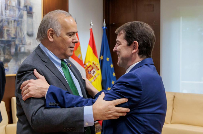 Mañueco saluda al CEO de Iberdrola España, Mario Ruiz-Tagle. DL