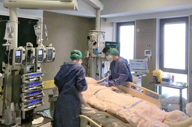 Personal de la uci del Hospital de León atiende a uno de los pacientes ingresados ayer en una cama de críticos. DL