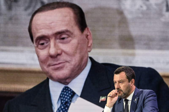 Salvini delante de un monitor con Berlusconi. RICCARDO ANTIMIANI