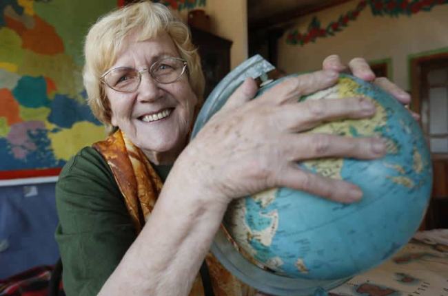 Eva Shenk posa con la bola del mundo, ya que las fronteras han marcado su vida.