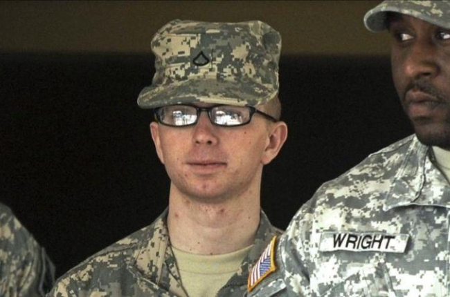 Manning (izquierda), custodiado por otro soldado, en Fort Meade (EEUU), el 22 de diciembre del 2011.