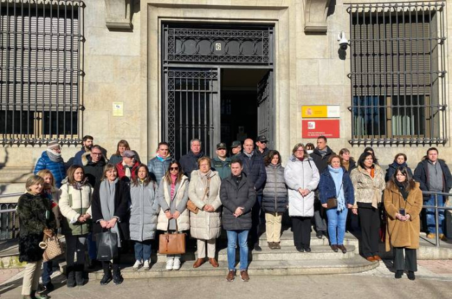 Minuto de silencio convocado en la subdelegación del Gobierno en León contra el útlimo caso de violencia machista, en Valladolid.  A. C.