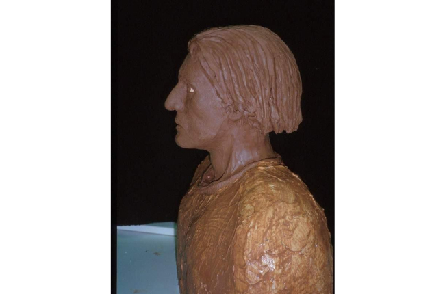 Imagen de la reconstrucción facial de Vermudo III que realizó el profesor colombiano José Vicente Rodríguez en 1997. A la derecha, escultura yacente del monarca en el monasterio de Nájera. Abajo, lápida en San Isidoro. DL