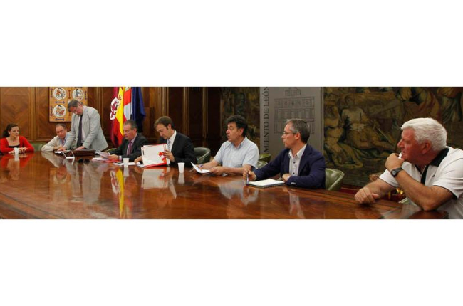 El Consejo de Administración de Baloncesto León, en el inicio de una reunión en la que se certificaban los pasos a dar para la liquidación de la sociedad anónima deportiva.