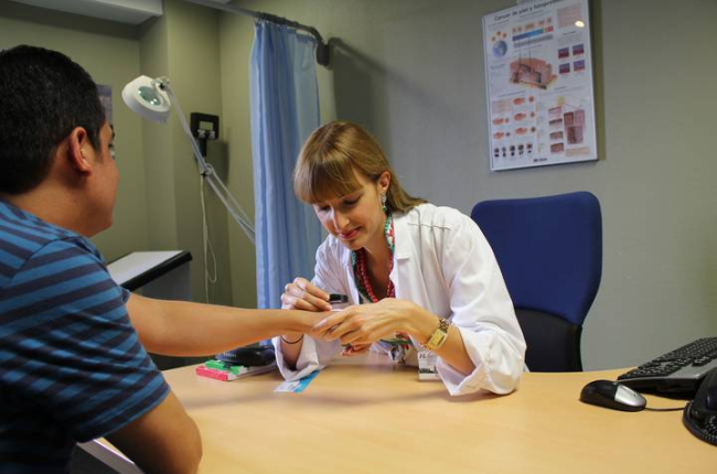 La dermatóloga Elia Samaniego, especialista en melanoma, hace una prueba a un paciente. RUBÉN DELGADO