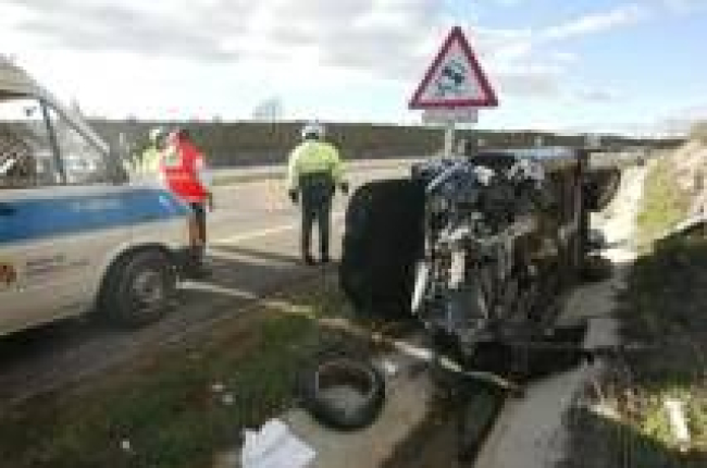 Imagen de uno de los accidentes que se produjo a lo largo del pasado año en las carreteras leonesas
