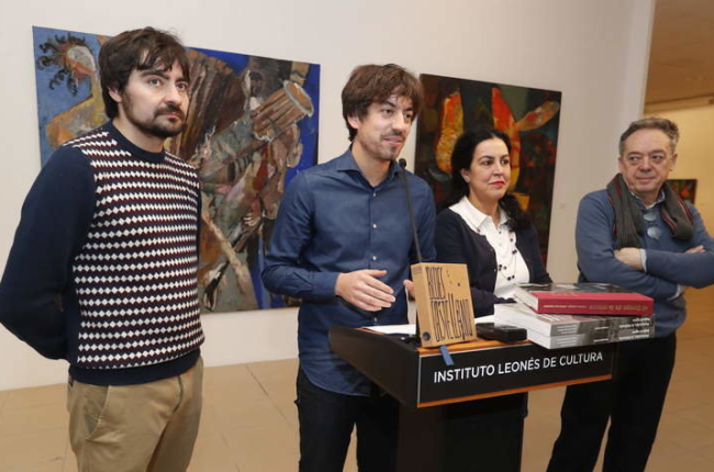 El diputado de Cultura junto a los miembros del jurado de los premios Libro del Año, de 2018.