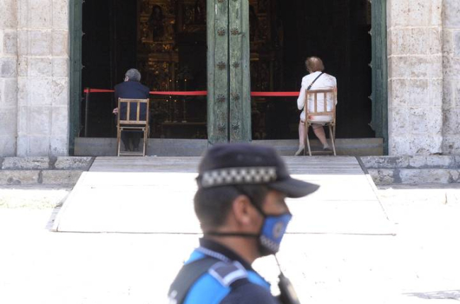 Un agente de la policía municipal custodia el acceso a la Catedral de Valladolid. NACHO GALLEGO