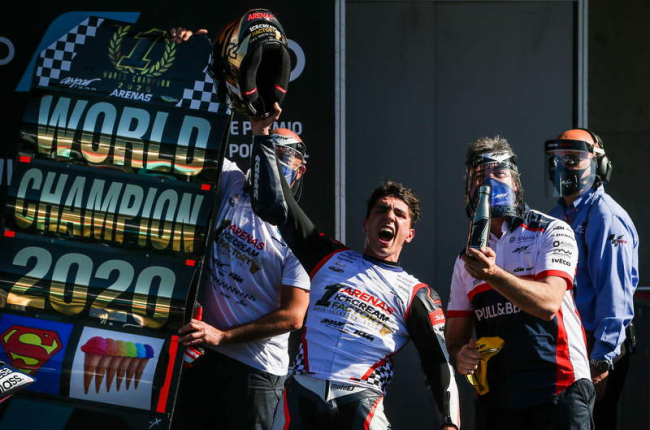 El español Albert Arenas celebra eufórico su triunfo en el Campeonato del Mundo de Moto3. GOULAO