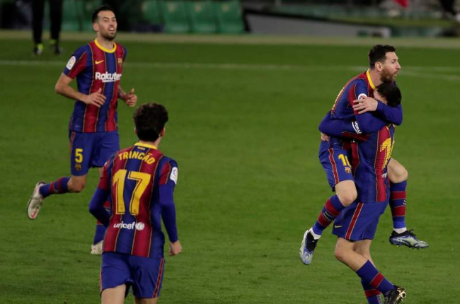A los dos minutos de saltar al campo, Messi inició la remontada del Barcelona. JULIO MUÑOZ