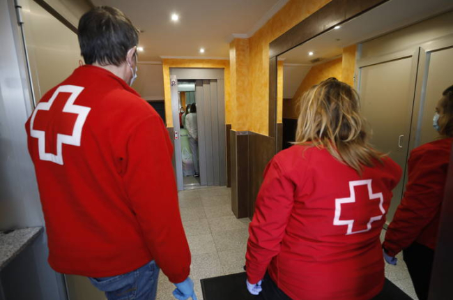 Voluntarios de Cruz Roja durante la pandemia. MARCIANO PÉREZ