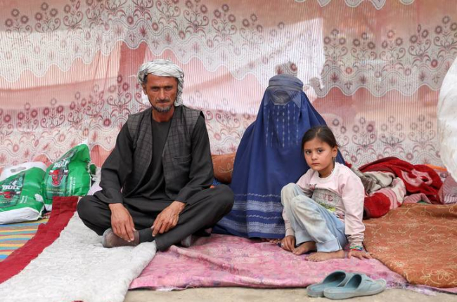 Familia afgana desplazada a un refugio en un parque público de Kabul tras la toma de Maza-i-Sharif, la semana pasada. EFE/EPA/HEDAYATULLAH AMID