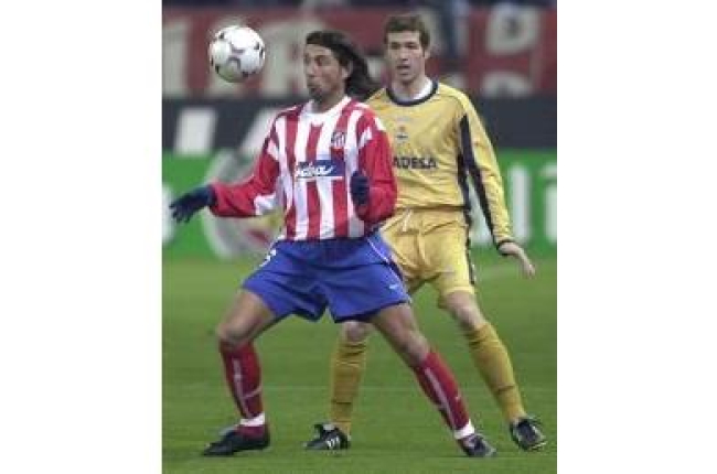 El atlético José Mari trata de hacerse con el control del balón junto a su oponente Romero