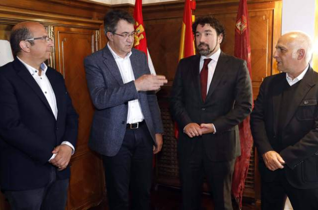 Francisco Castañón, Juan Martínez Majo, Santiago Cuesta y Miguel Ángel del Egido, ayer tras la firma del convenio en la Diputación. MARCIANO PÉREZ
