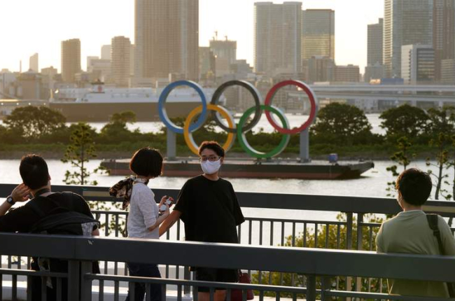 Ciudadanos pasean junto al monumento del Anillo Olímpico en Odaiba. KIMIMASA MAYAMA