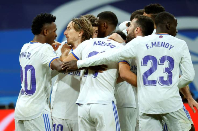 Los jugadores del Real Madrid celebran el segundo gol de su equipo. EMILIO NARANJO