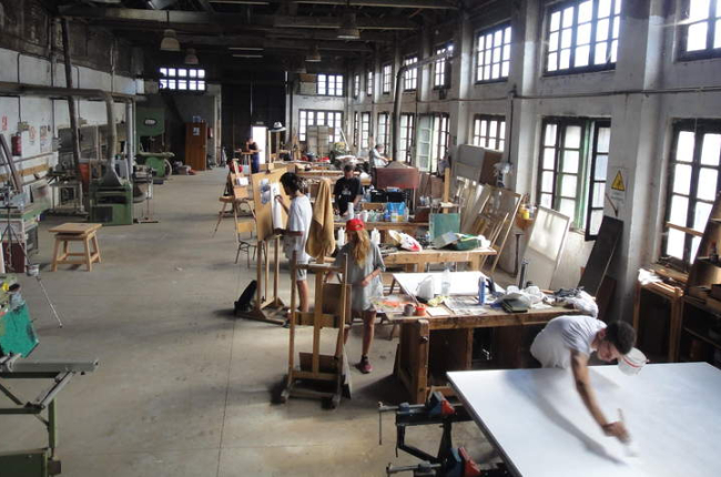 Los jóvenes ejecutaron parte de sus obras en los talleres rodeados de un paisaje rural-industrial.