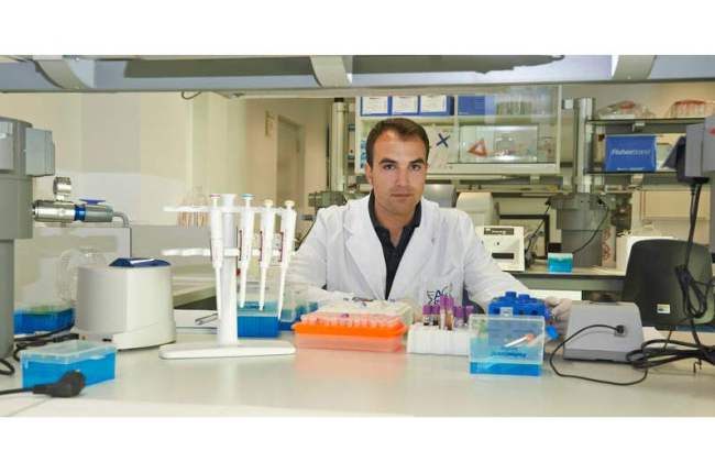 El bañezano Alberto Acedo, en su laboratorio. DL