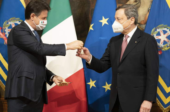 Draghi recibe la campana de Conte para marcar el traspaso. F.  ATTILI