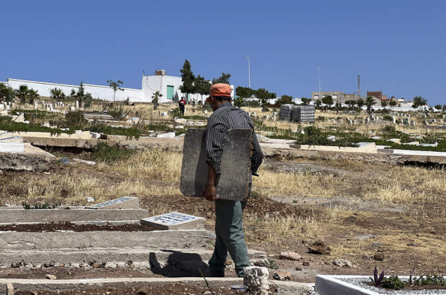Un operario del cementerio de Sidi Salem, en Nador, prepara varias fosas, ayer. MOHAMED SIALI