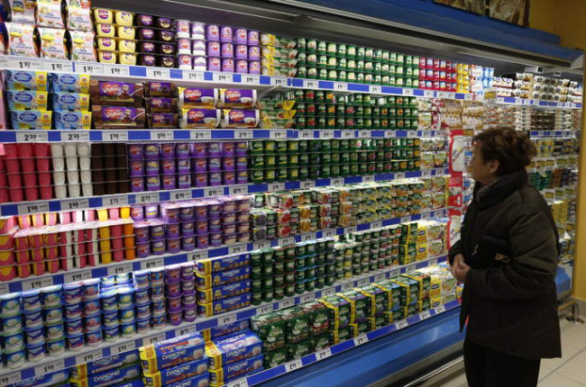 Las estanterías de los supermercados recuperan la normalidad. DL