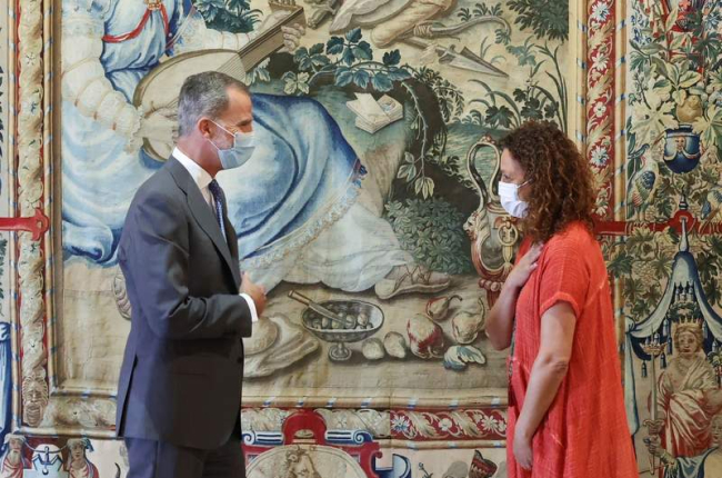 Felipe VI recibe a la presidenta del Consell de Mallorca, Catalina Cladera i Crespí, en la Almudaina. JOSÉ JIMÉNEZ