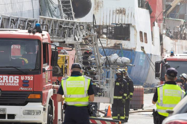 Los cuerpos de los tres fallecidos en el incendio del buque pesquero arrastrero ruso Sveaborg, atracado en el Puerto de La Luz y de Las Palmas, han sido rescatados este viernes. EFEQuique Curbelo