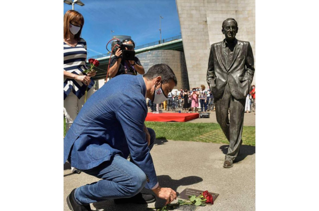 Sánchez deposita flores ante el monumento en homenaje a Ramón Rubial ayer, en Bilbao MIGUEL TOÑA