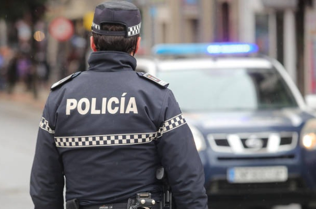 La Policía de Ponferrada detuvo al agresor. L. DE LAMATA