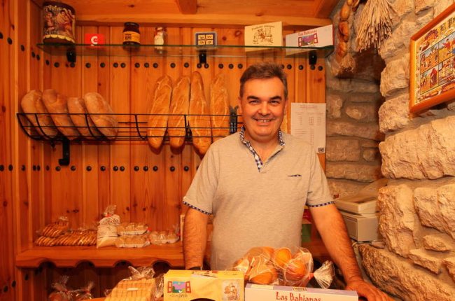 José Abel Alonso ensu despacho de pan en Riolago de Babia.