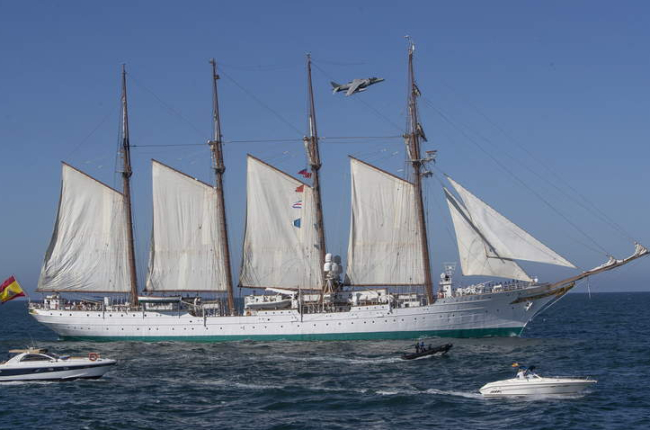 Embarcaciones de recreo navegan junto al buque escuela Juan Sebastián Elcano. ROMÁN RÍOS