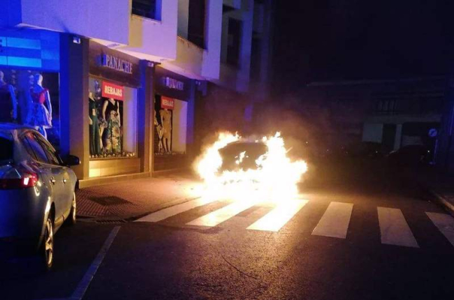 Imagen de un coche ardiendo en la avenida Joaquín Vedruna en la intersección con Lope de Vega. DL