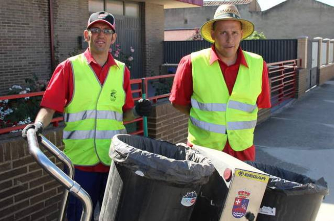 Los dos nuevos operarios municipales efectúan labores de limpieza y mantenimiento de viales.