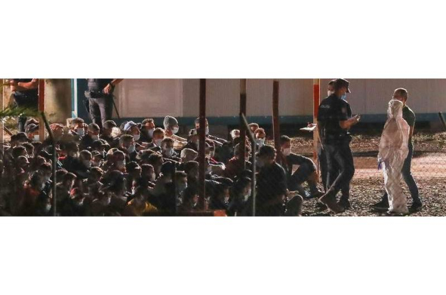 Cientos de personas migrantes llegadas en cayucos a Canarias hacinadas en uno de los muelles de Las Palmas de Gran Canaria. ELVIRA URQUIJO A.